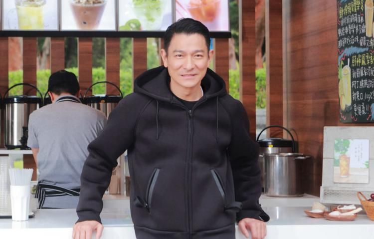 60岁刘德华素颜近照，皮肤状态惊人，保养秘诀是什么？