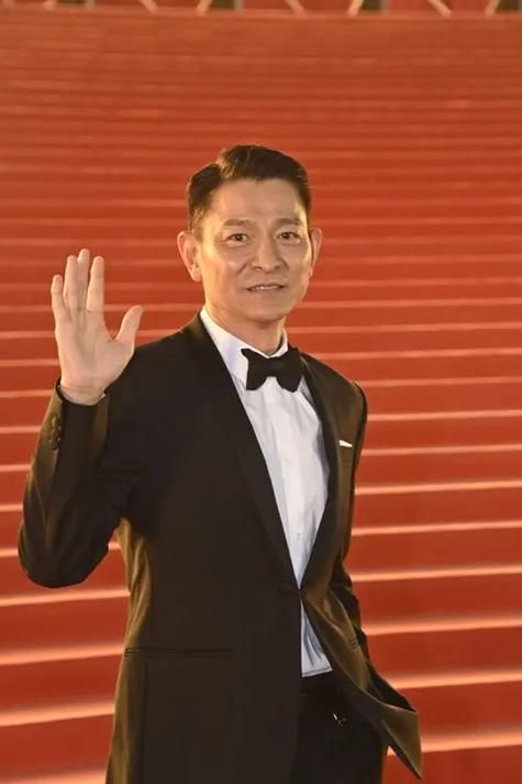 60岁刘德华西装造型曝光：魅力依旧，帅气依旧