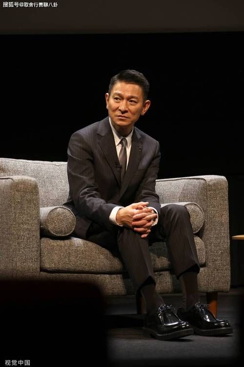 60岁刘德华西装造型曝光：魅力依旧，帅气依旧