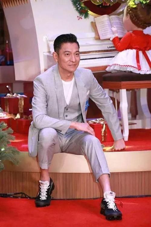 60岁刘德华西装造型曝光：魅力依旧，帅气依旧