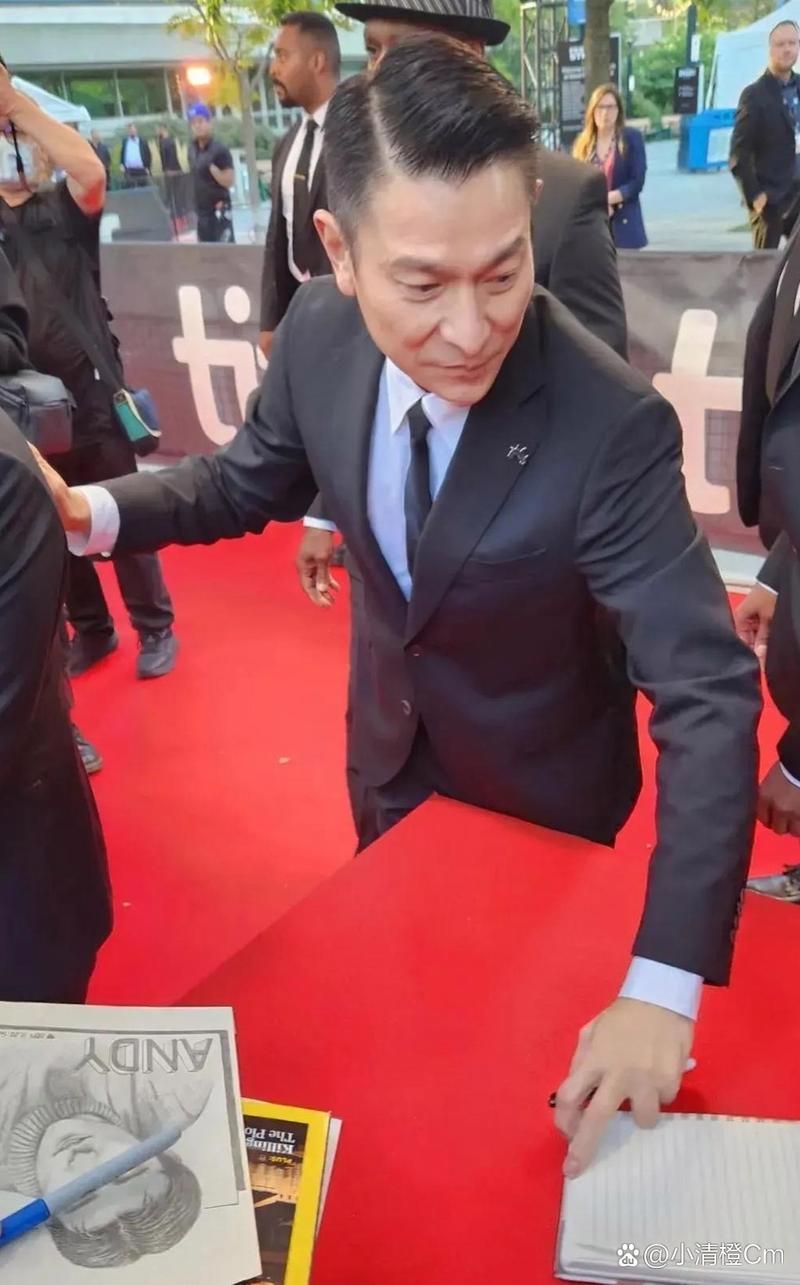 60岁刘德华西装造型曝光：魅力依旧，帅气依旧
