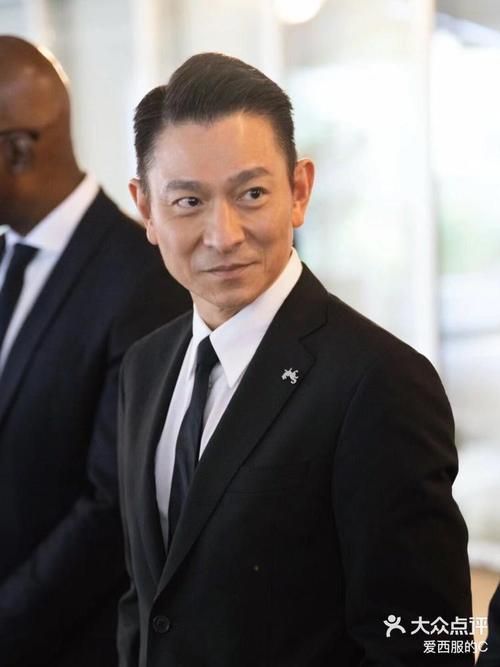 60岁刘德华西装造型曝光：魅力依旧，帅气依旧