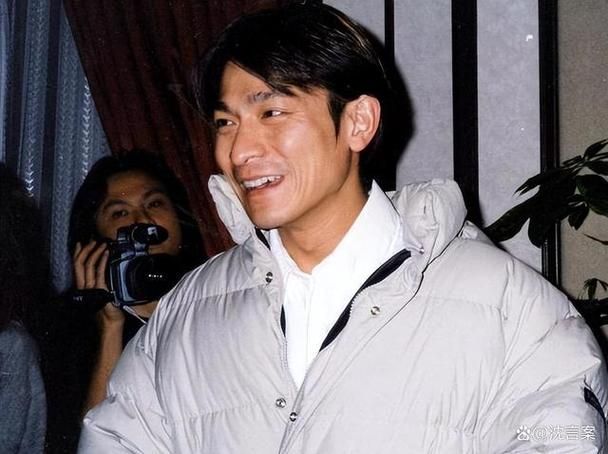 60岁的刘德华近况如何？白发照片曝光引网友泪目