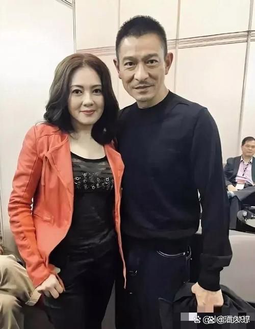 61岁刘德华与55岁那英同框：谁更显年轻活力？