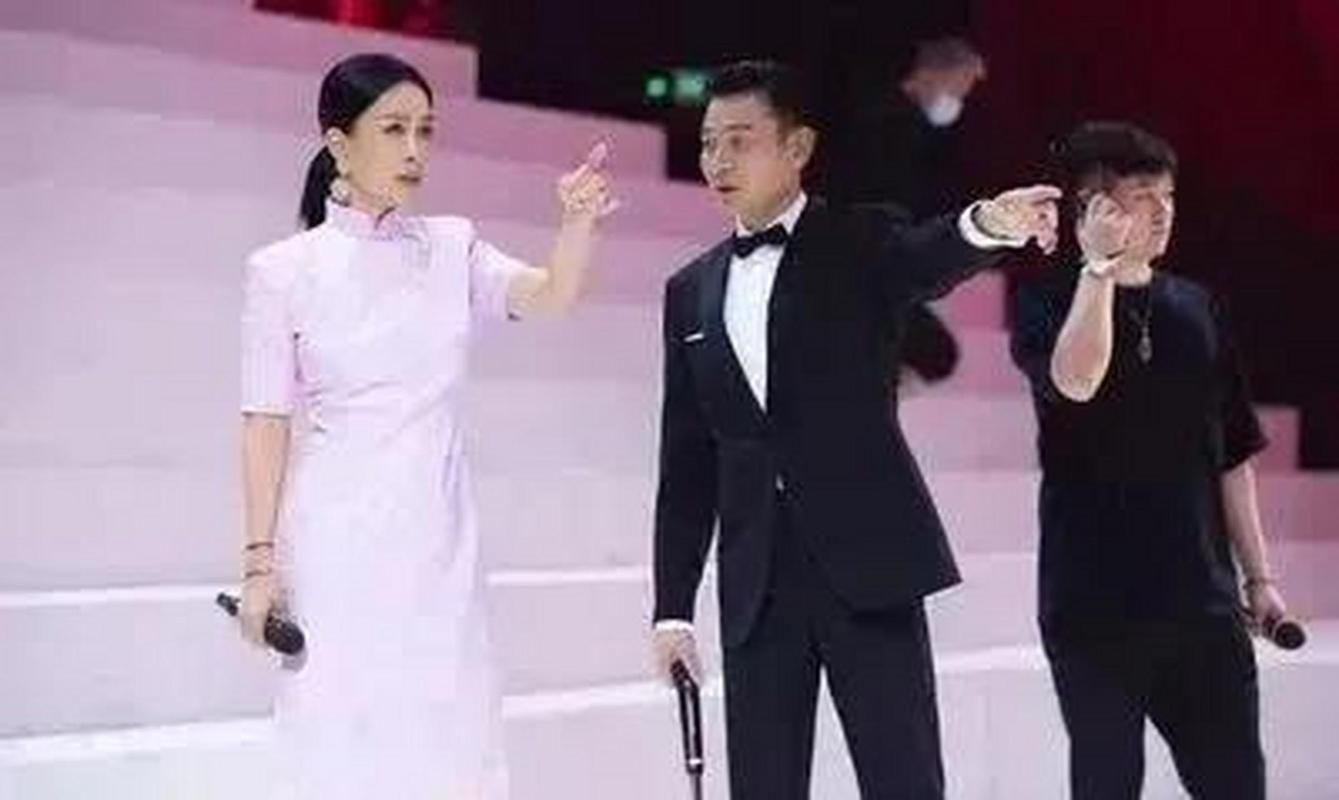 61岁刘德华与55岁那英同框：谁更显年轻活力？