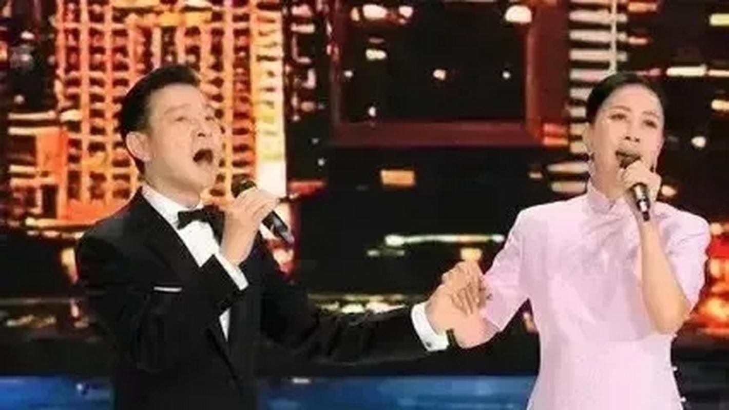 61岁刘德华与55岁那英同框：谁更显年轻活力？