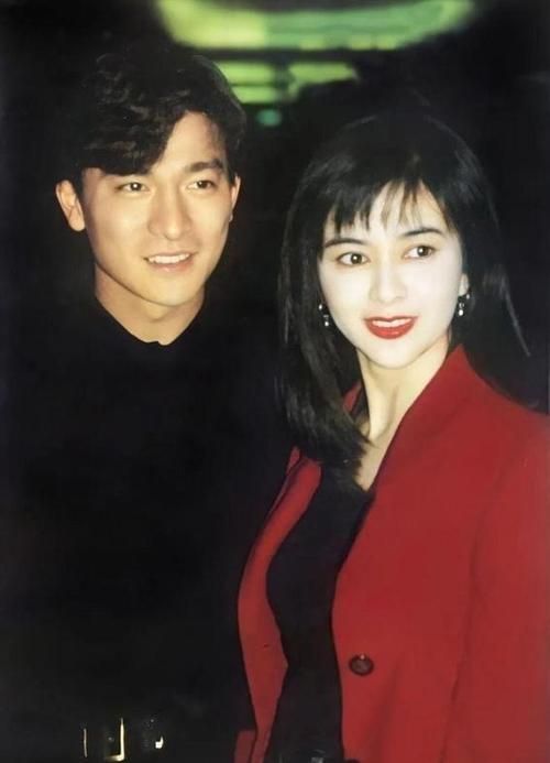 62岁关之琳现身刘德华演唱会，冻龄女神太惊艳