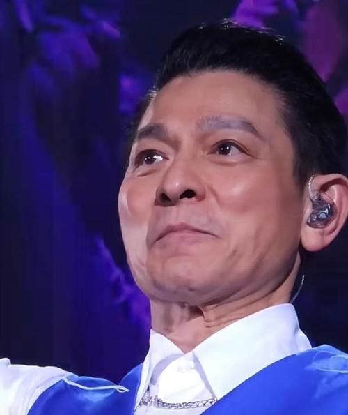 62岁关之琳现身刘德华演唱会，冻龄女神太惊艳
