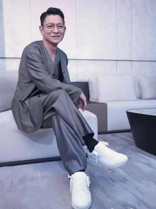 62岁刘德华陪妻子回娘家，老丈人身份竟如此显赫！
