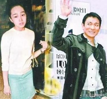 62岁刘德华陪妻子回娘家，老丈人身份竟如此显赫！