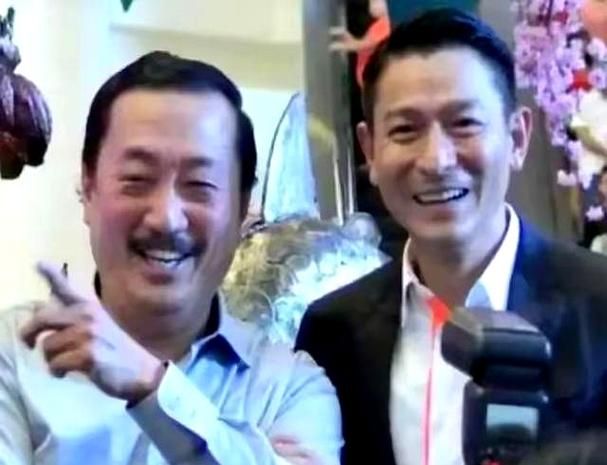 62岁刘德华陪妻子回娘家，老丈人身份竟如此显赫！