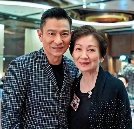 62岁刘德华陪妻子回娘家，老丈人身份竟如此显赫！