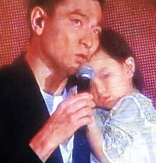 62岁刘德华陪妻子回娘家，老丈人身份竟如此显赫！