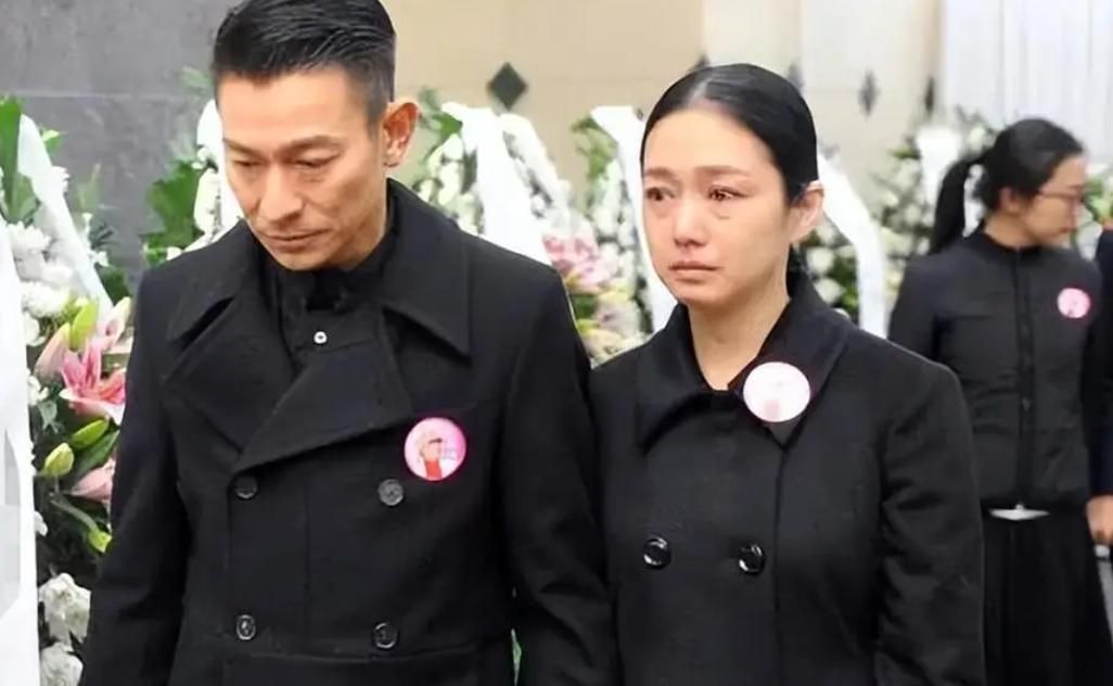 62岁刘德华陪妻子回娘家，老丈人身份竟如此显赫！