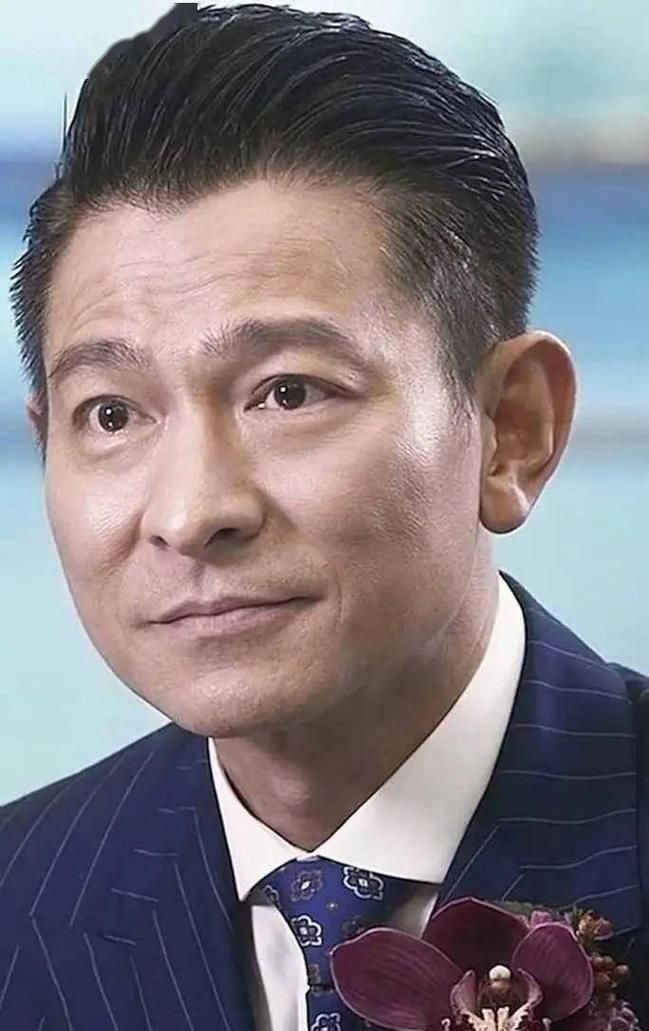 63岁刘德华状态如何？探亲之余与舅舅享用美食