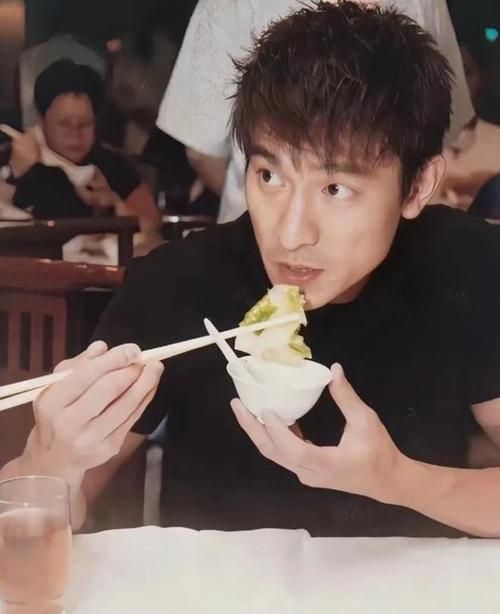 63岁刘德华状态如何？探亲之余与舅舅享用美食