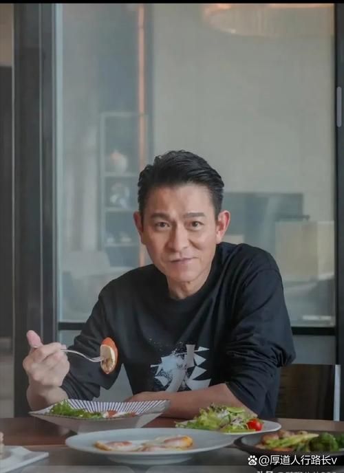 63岁刘德华状态如何？探亲之余与舅舅享用美食