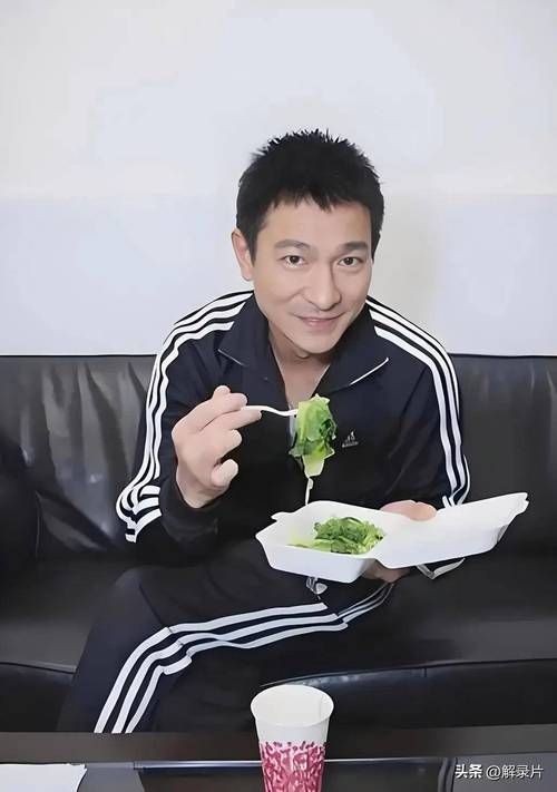 63岁刘德华状态如何？探亲之余与舅舅享用美食
