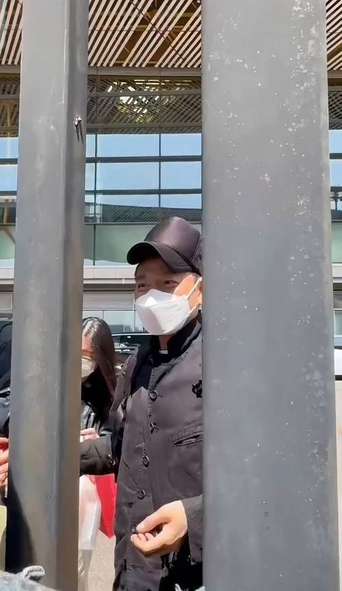 63岁刘德华状态如何？探亲之余与舅舅享用美食
