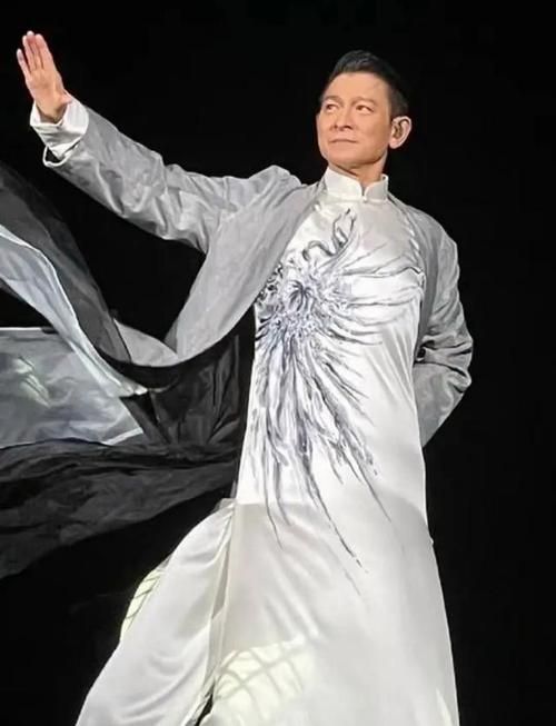 surprese！黄日华现身刘德华演唱会，兄弟情谊令人羡慕