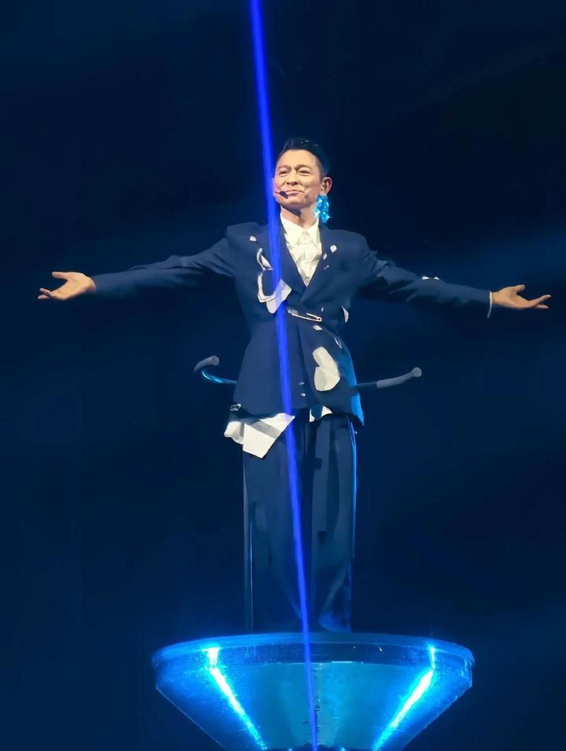 surprese！黄日华现身刘德华演唱会，兄弟情谊令人羡慕