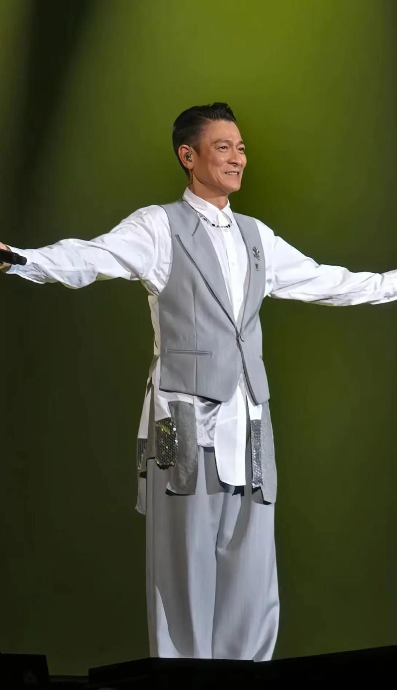 surprese！黄日华现身刘德华演唱会，兄弟情谊令人羡慕