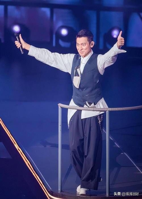 surprese！黄日华现身刘德华演唱会，兄弟情谊令人羡慕