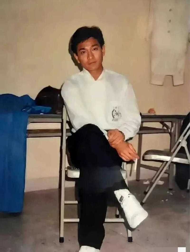 一组珍藏的刘德华老照片，带你重温天王的青春岁月
