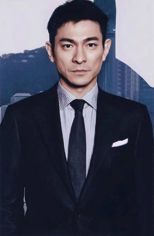 上海电影节：刘德华白色西装亮相，风采依旧迷人