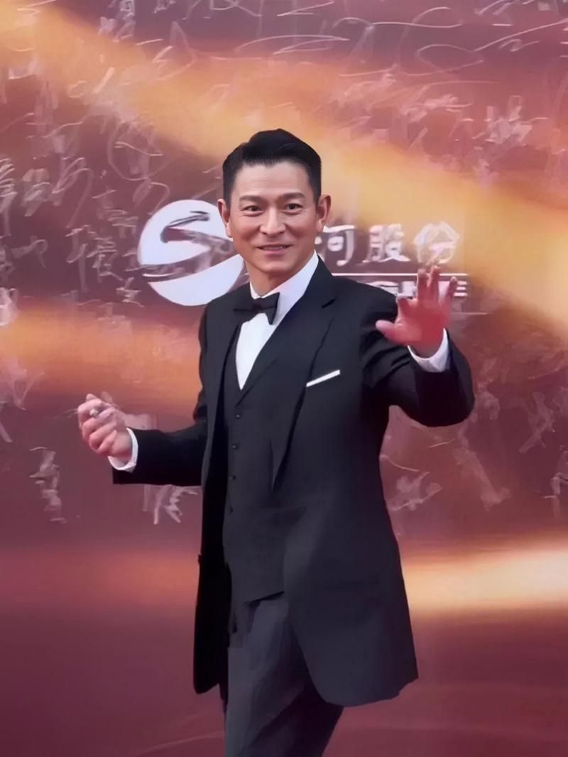上海电影节：刘德华白色西装亮相，风采依旧迷人