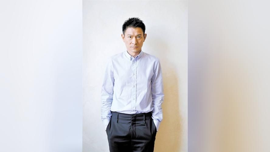 上海电影节：刘德华白色西装亮相，风采依旧迷人