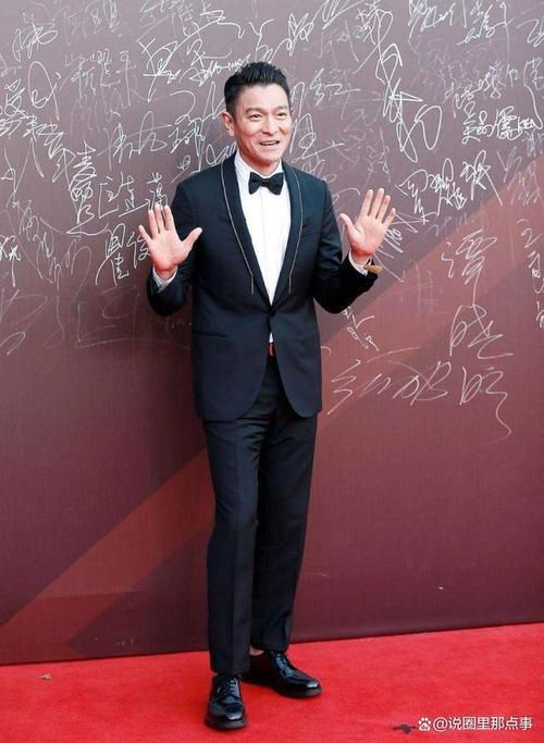 上海电影节：刘德华白色西装亮相，风采依旧迷人