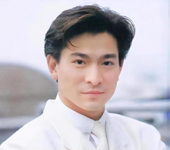 为什么说刘德华越老越帅看他年轻对比照就知道
