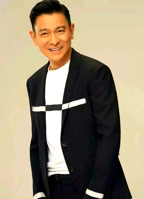 从咱们屯里到天王巨星：刘德华的奋斗史