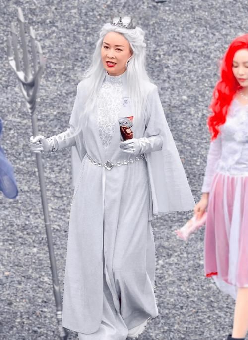 刘嘉玲与那英同框引热议 两位女神罕见合影曝光
