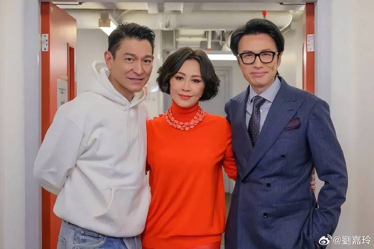 刘嘉玲与那英同框引热议 两位女神罕见合影曝光