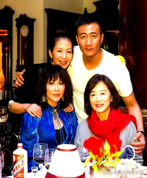 刘嘉玲和那英私下聚会照流出姐妹情深令人羡慕
