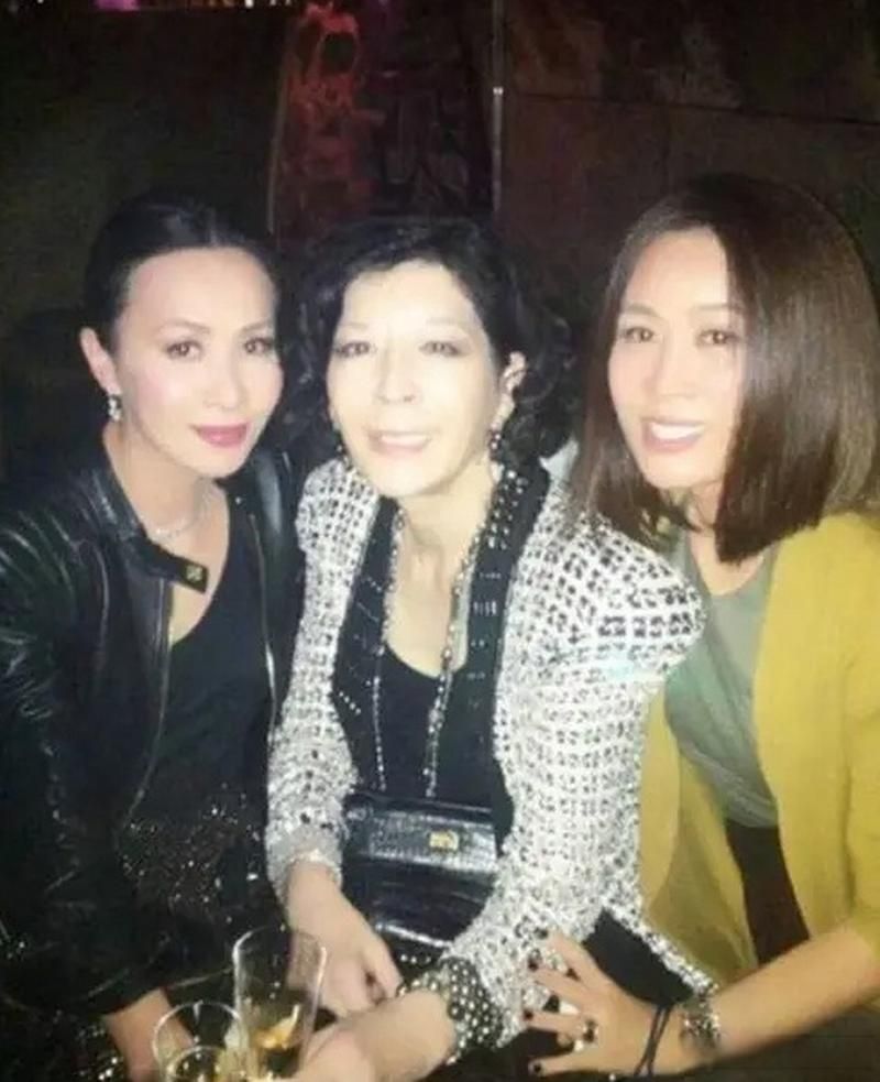刘嘉玲和那英私下聚会照流出姐妹情深令人羡慕