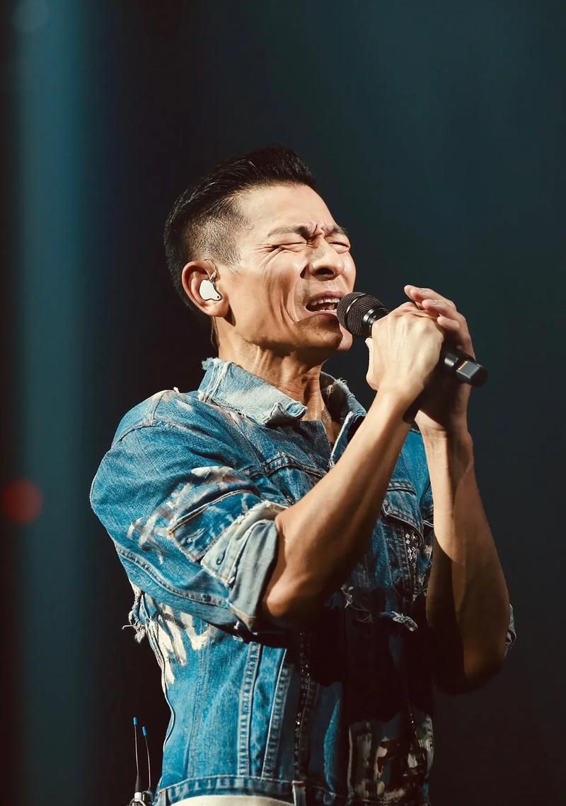 刘德华17岁现场版演唱视频看年轻时的华仔
