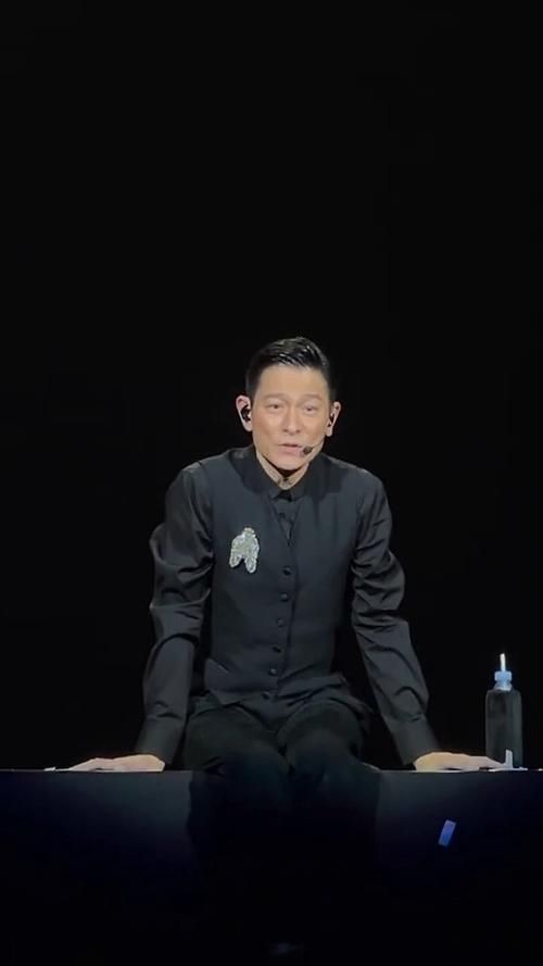 刘德华17岁现场版演唱视频看年轻时的华仔