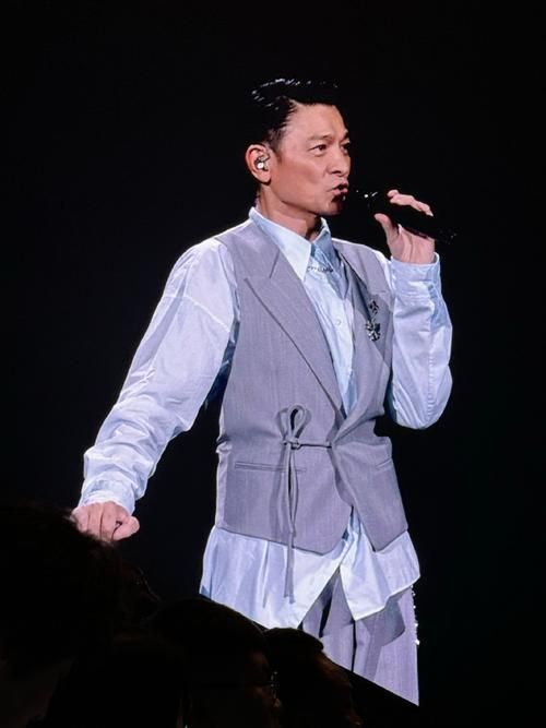 刘德华2000演唱会造型盘点 那些年惊艳全场的舞台服装