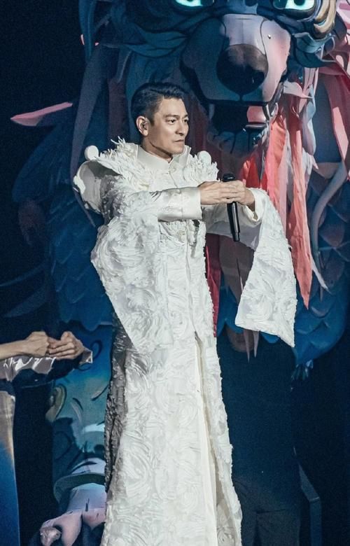 刘德华2000演唱会造型盘点 那些年惊艳全场的舞台服装