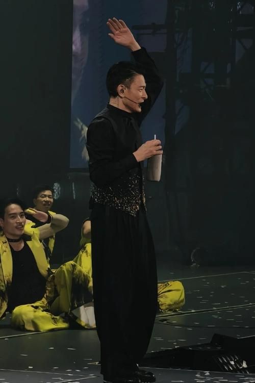 刘德华2004香港红馆演唱会：吴倩莲惊喜现身