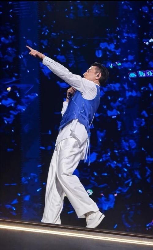 刘德华2024巡回演唱会全程回顾：精彩瞬间与幕后故事