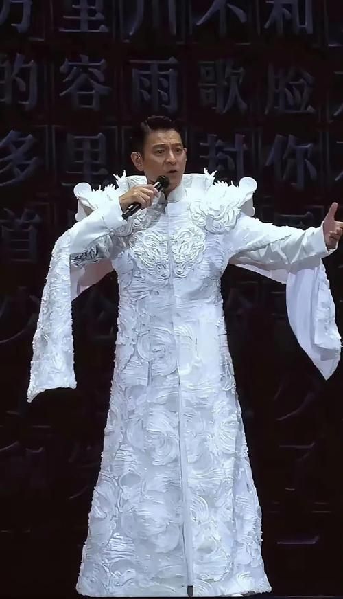 刘德华29岁颁奖典礼罕见视频 天王青涩模样太迷人