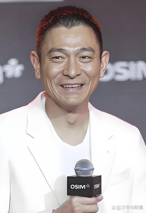 刘德华60岁依然保持好身材，这胸肌太让人羡慕了！