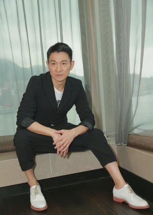 刘德华60岁依然保持好身材，这胸肌太让人羡慕了！