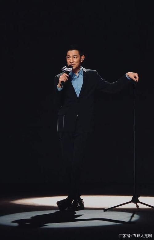 刘德华60岁依然保持好身材，这胸肌太让人羡慕了！