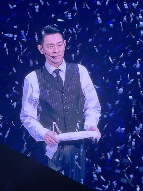 刘德华99演唱会假装互动 粉丝回忆满满