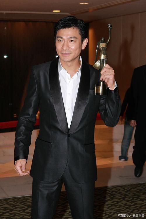 刘德华tvb颁奖红毯造型帅气依旧引热议